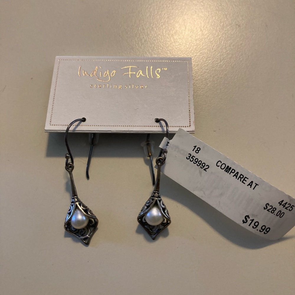 Beautiful Earrings - Never Worn - Picture 2 of 3